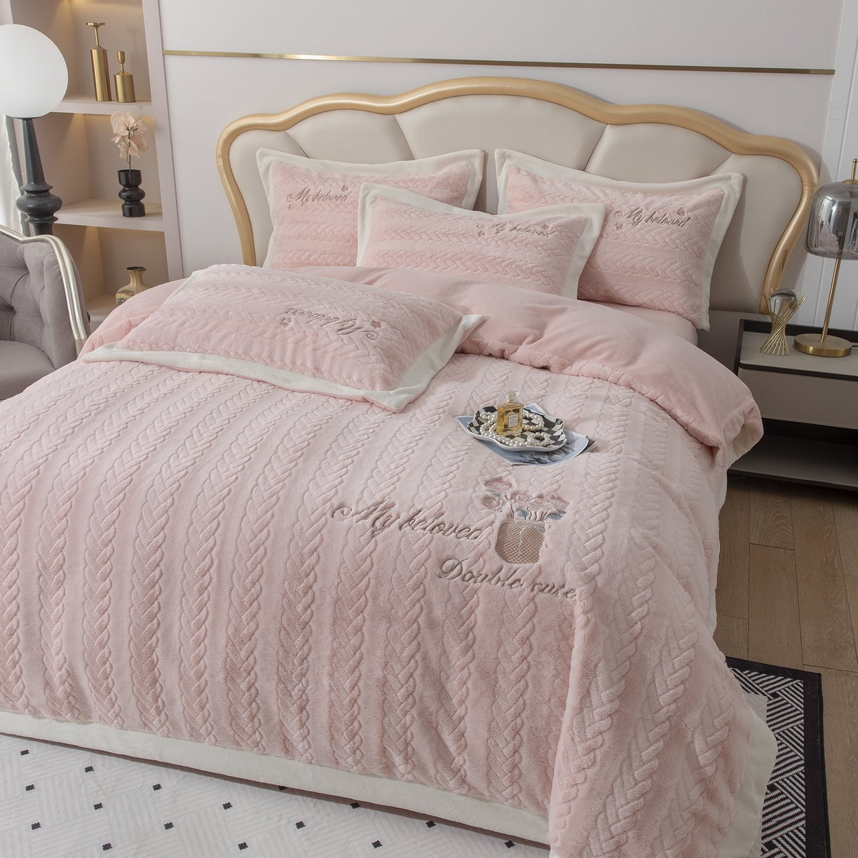 91家纺网 家纺一手货源 找家纺 贝尔 2025新款10斤重花时光-兔毛绒拼角刺绣纯色高克重四件套（赠送拎袋） 粉色