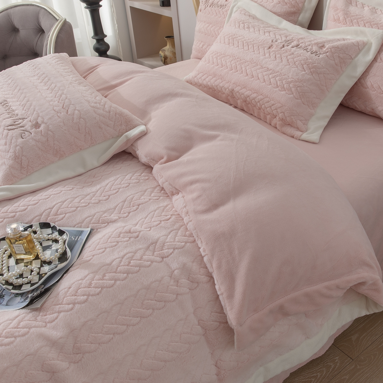 91家纺网 家纺一手货源 找家纺 贝尔 2025新款10斤重花时光-兔毛绒拼角刺绣纯色高克重四件套（赠送拎袋） 粉色