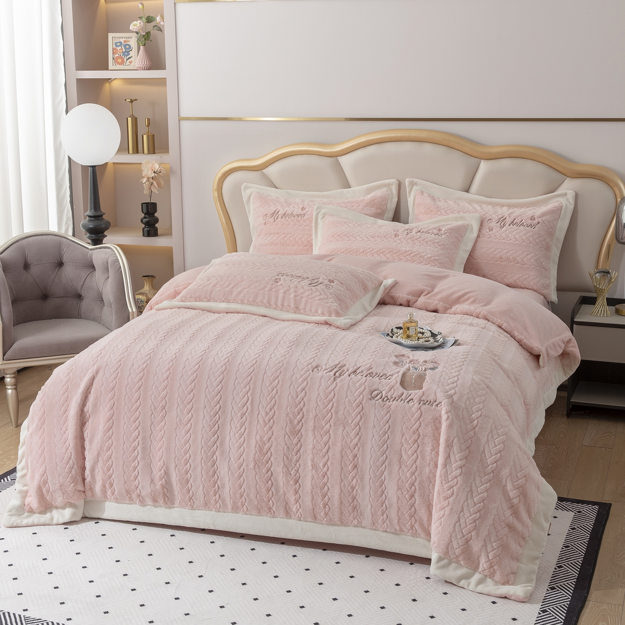 91家纺网 家纺一手货源 找家纺 贝尔 2025新款10斤重花时光-兔毛绒拼角刺绣纯色高克重四件套（赠送拎袋） 粉色