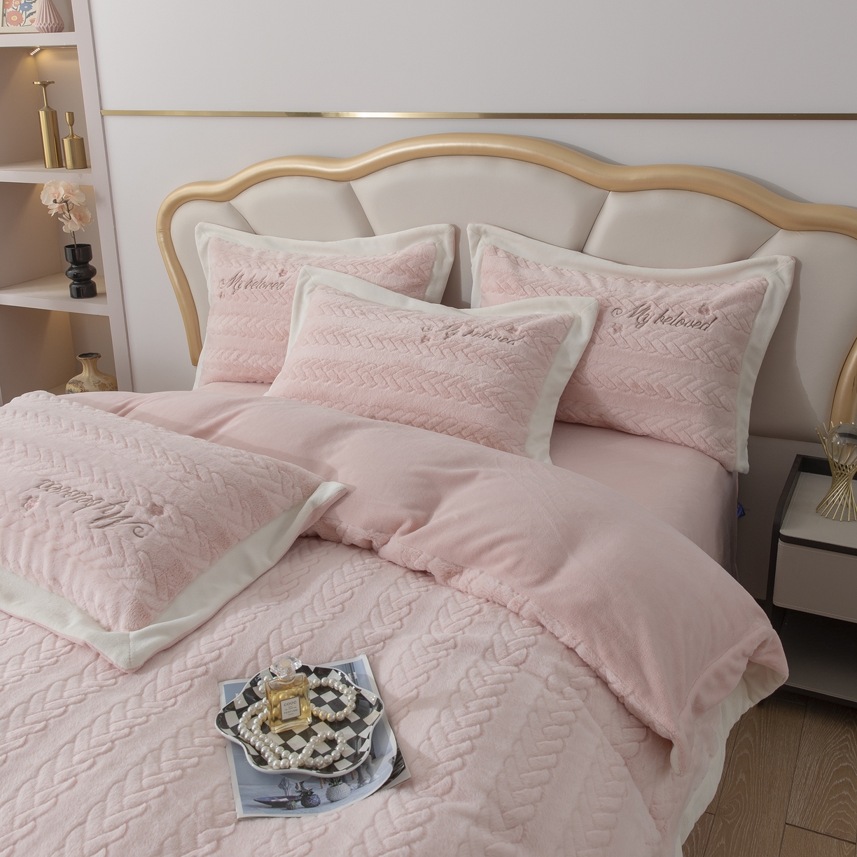 91家纺网 家纺一手货源 找家纺 贝尔 2025新款10斤重花时光-兔毛绒拼角刺绣纯色高克重四件套（赠送拎袋） 粉色