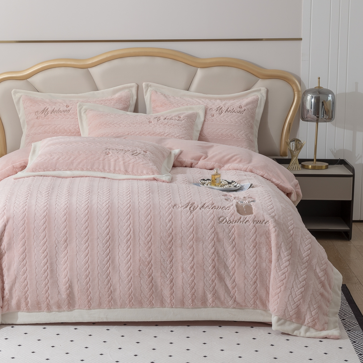 91家纺网 家纺一手货源 找家纺 贝尔 2025新款10斤重花时光-兔毛绒拼角刺绣纯色高克重四件套（赠送拎袋） 粉色