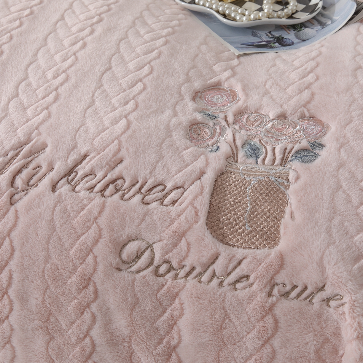 91家纺网 家纺一手货源 找家纺 贝尔 2025新款10斤重花时光-兔毛绒拼角刺绣纯色高克重四件套（赠送拎袋） 粉色