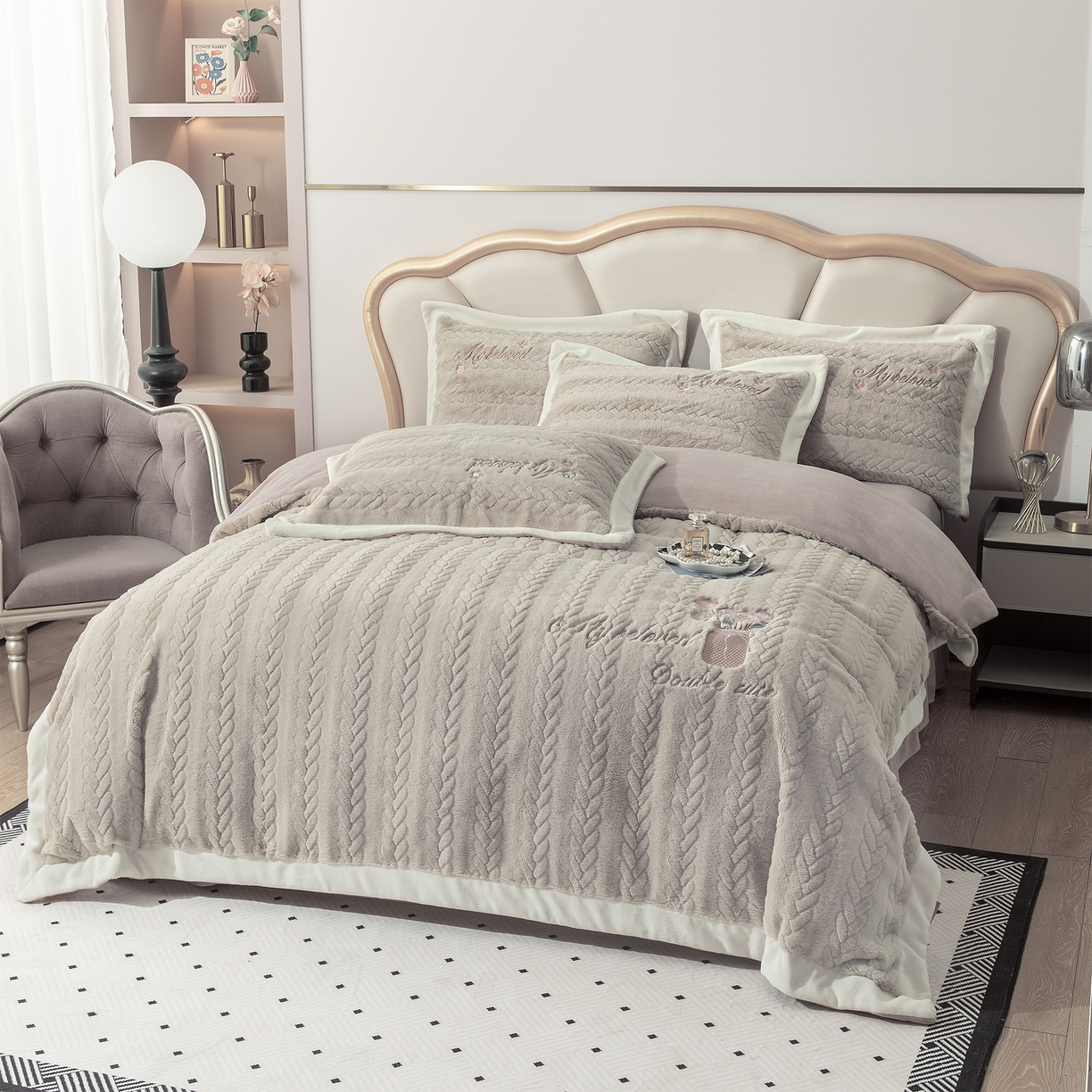 91家纺网 家纺一手货源 找家纺 贝尔 2025新款10斤重花时光-兔毛绒拼角刺绣纯色高克重四件套（赠送拎袋） 卡其