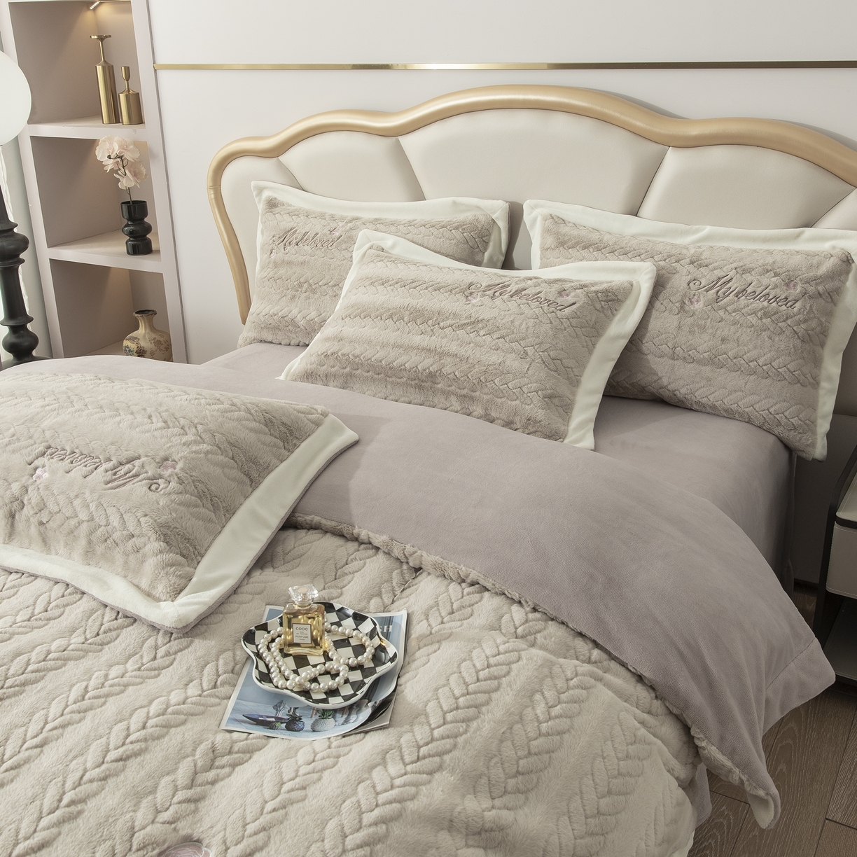 91家纺网 家纺一手货源 找家纺 贝尔 2025新款10斤重花时光-兔毛绒拼角刺绣纯色高克重四件套（赠送拎袋） 卡其