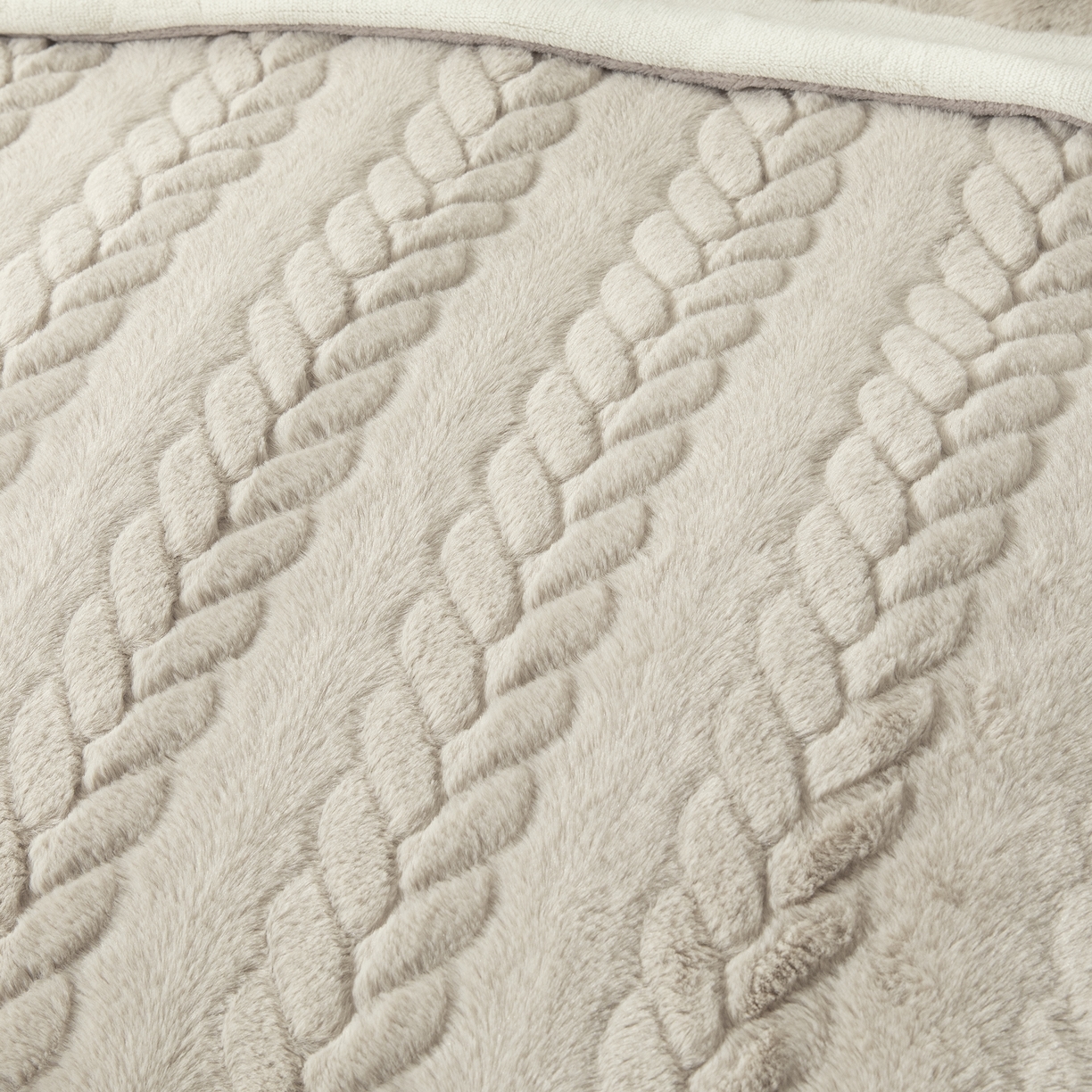 91家纺网 家纺一手货源 找家纺 贝尔 2025新款10斤重花时光-兔毛绒拼角刺绣纯色高克重四件套（赠送拎袋） 卡其