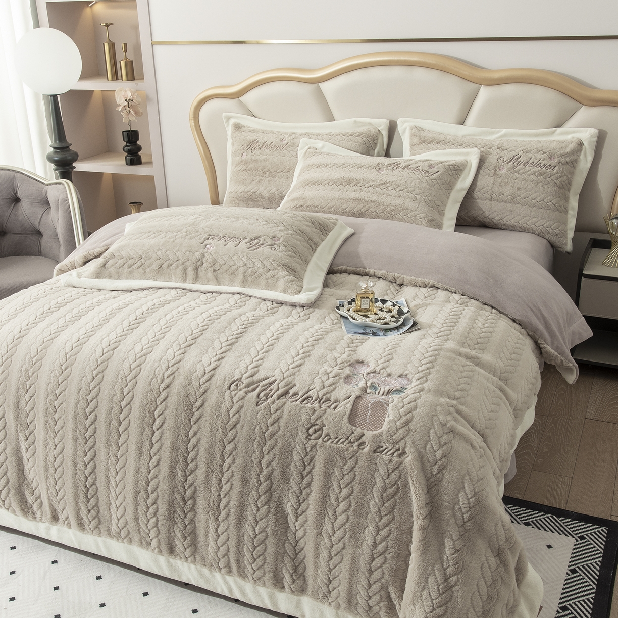 91家纺网 家纺一手货源 找家纺 贝尔 2025新款10斤重花时光-兔毛绒拼角刺绣纯色高克重四件套（赠送拎袋） 卡其