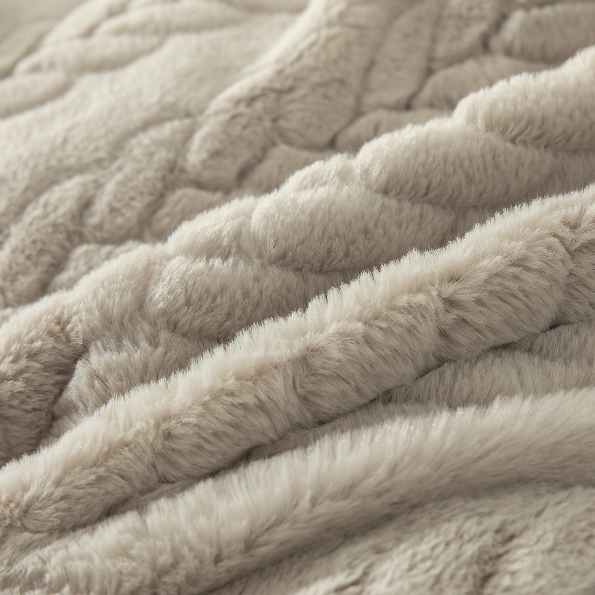 91家纺网 家纺一手货源 找家纺 贝尔 2025新款10斤重花时光-兔毛绒拼角刺绣纯色高克重四件套（赠送拎袋） 卡其