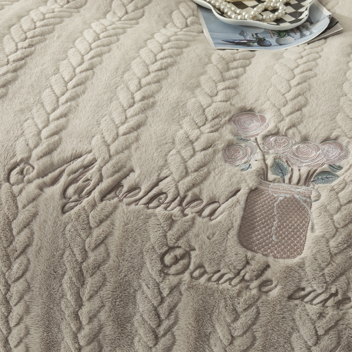 91家纺网 家纺一手货源 找家纺 贝尔 2025新款10斤重花时光-兔毛绒拼角刺绣纯色高克重四件套（赠送拎袋） 卡其