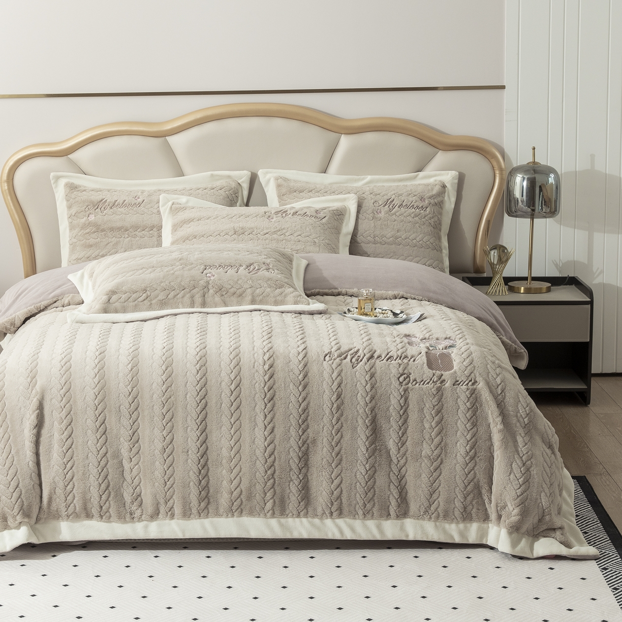 91家纺网 家纺一手货源 找家纺 贝尔 2025新款10斤重花时光-兔毛绒拼角刺绣纯色高克重四件套（赠送拎袋） 卡其