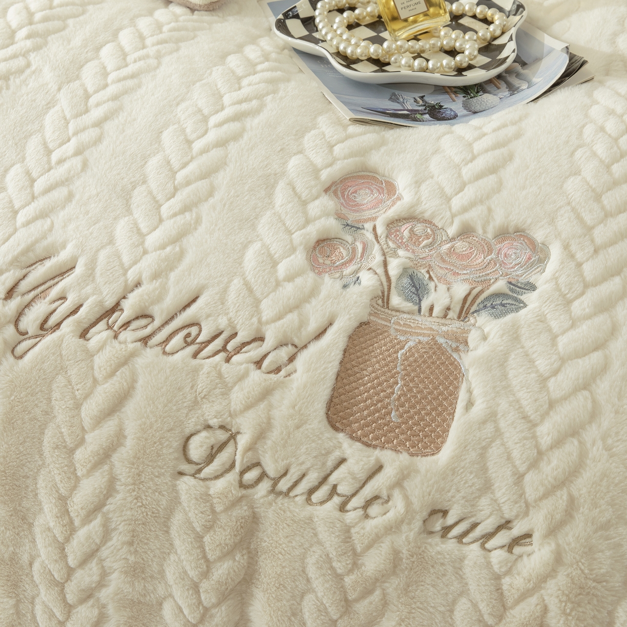 91家纺网 家纺一手货源 找家纺 贝尔 2025新款10斤重花时光-兔毛绒拼角刺绣纯色高克重四件套（赠送拎袋） 米色