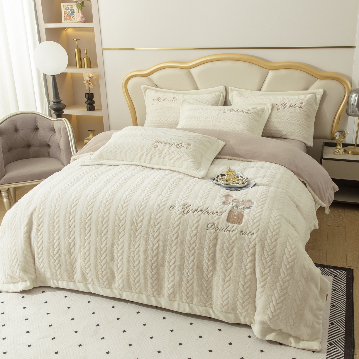 91家纺网 家纺一手货源 找家纺 贝尔 2025新款10斤重花时光-兔毛绒拼角刺绣纯色高克重四件套（赠送拎袋） 米色