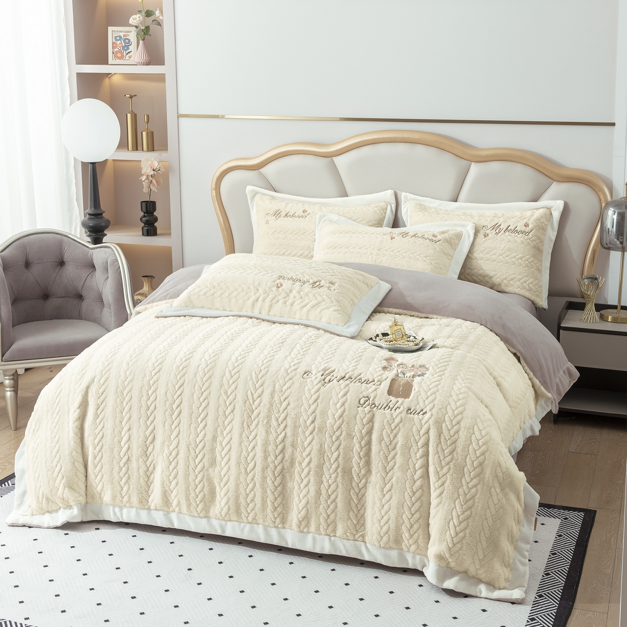 91家纺网 家纺一手货源 找家纺 贝尔 2025新款10斤重花时光-兔毛绒拼角刺绣纯色高克重四件套（赠送拎袋） 米色