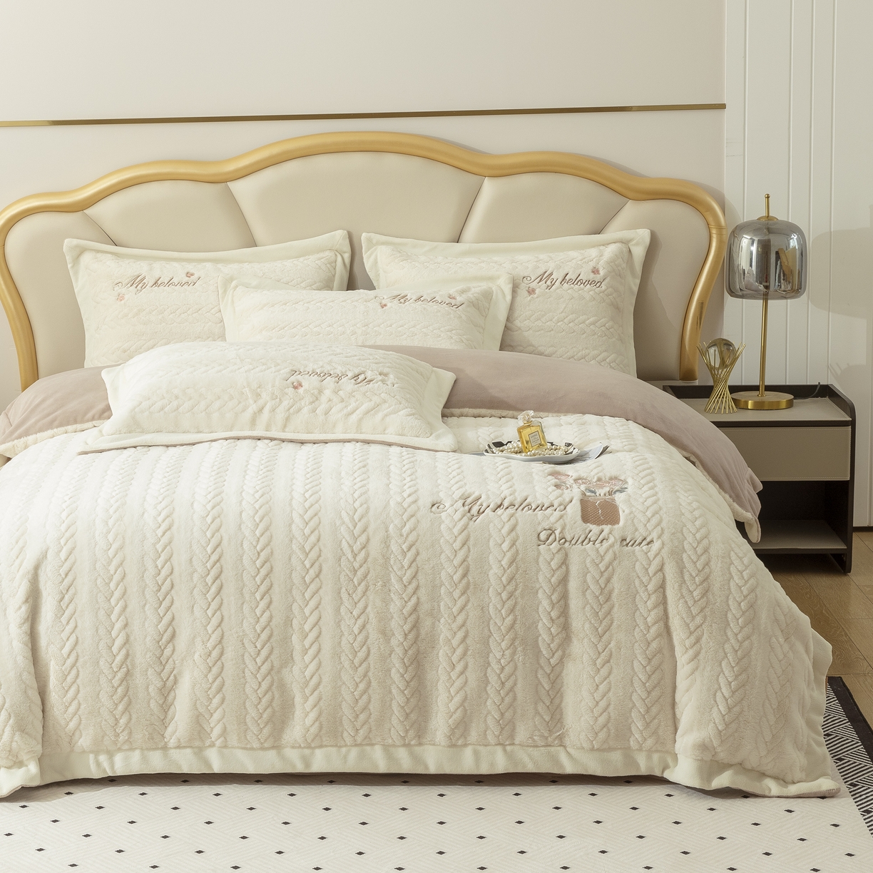 91家纺网 家纺一手货源 找家纺 贝尔 2025新款10斤重花时光-兔毛绒拼角刺绣纯色高克重四件套（赠送拎袋） 米色