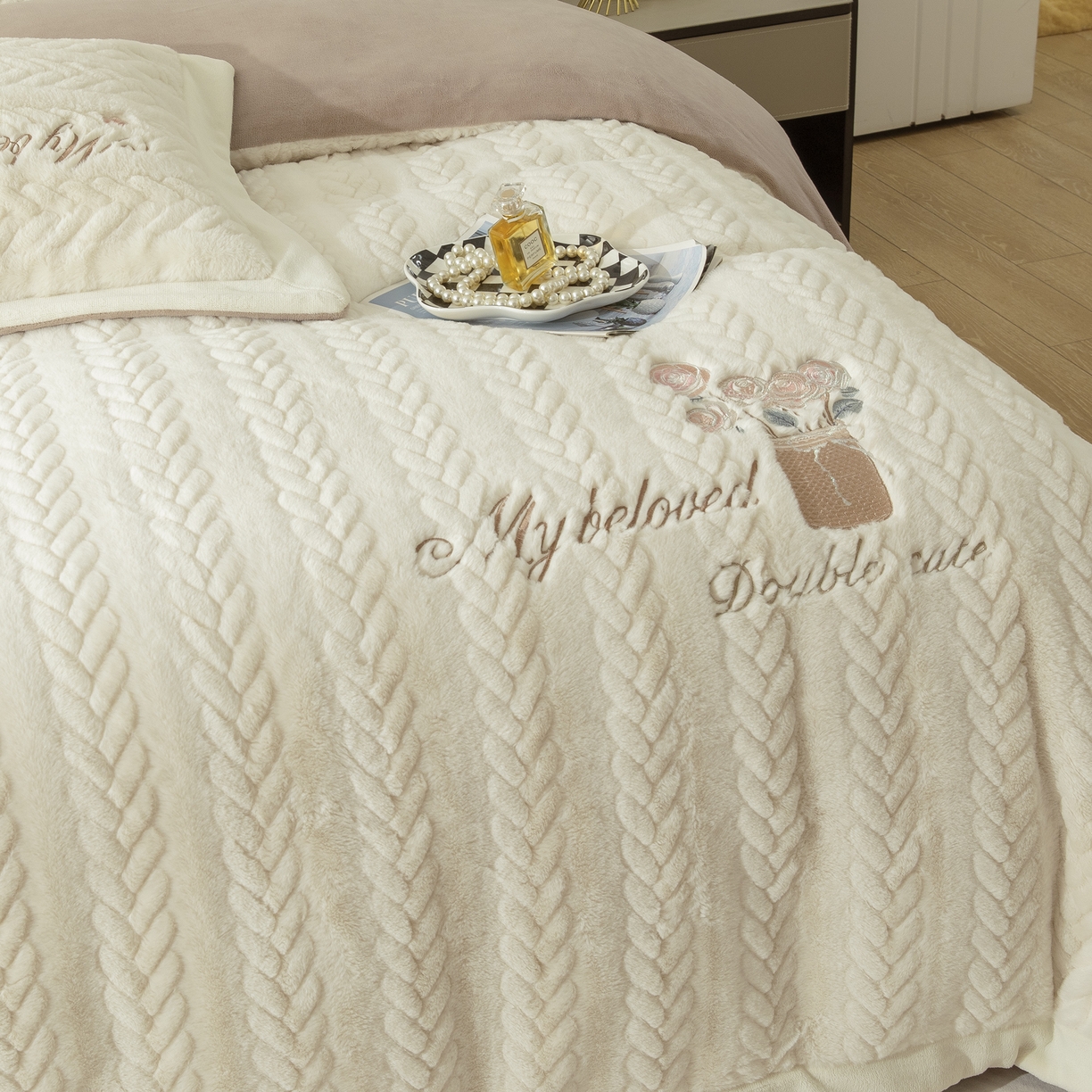 91家纺网 家纺一手货源 找家纺 贝尔 2025新款10斤重花时光-兔毛绒拼角刺绣纯色高克重四件套（赠送拎袋） 米色