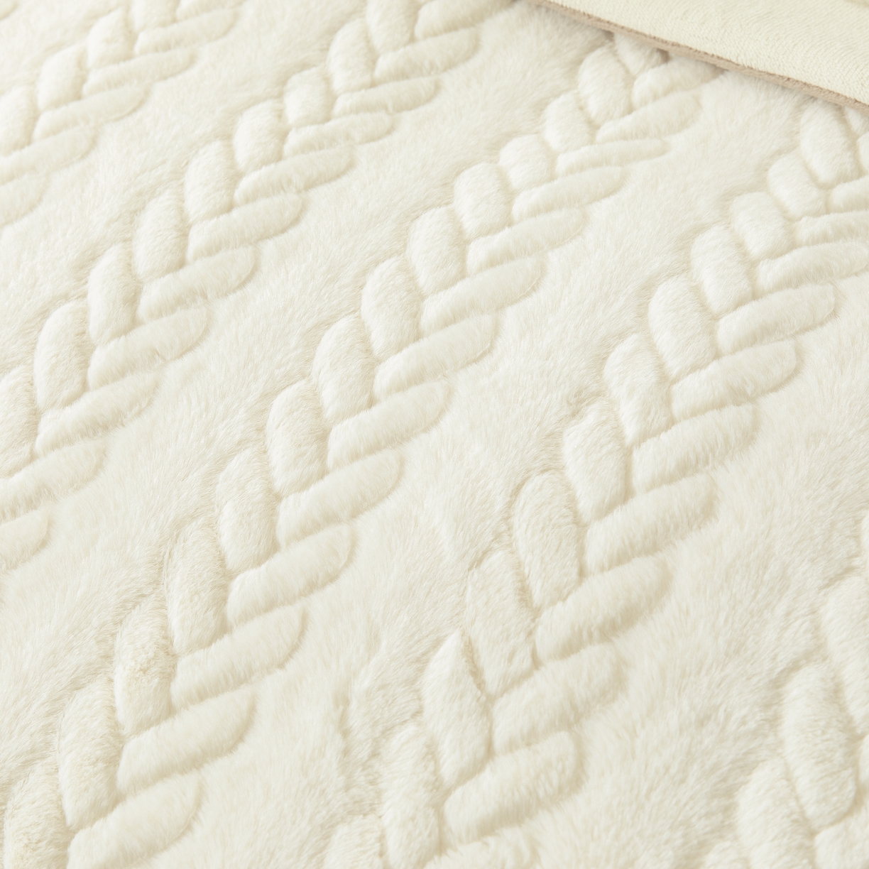 91家纺网 家纺一手货源 找家纺 贝尔 2025新款10斤重花时光-兔毛绒拼角刺绣纯色高克重四件套（赠送拎袋） 米色