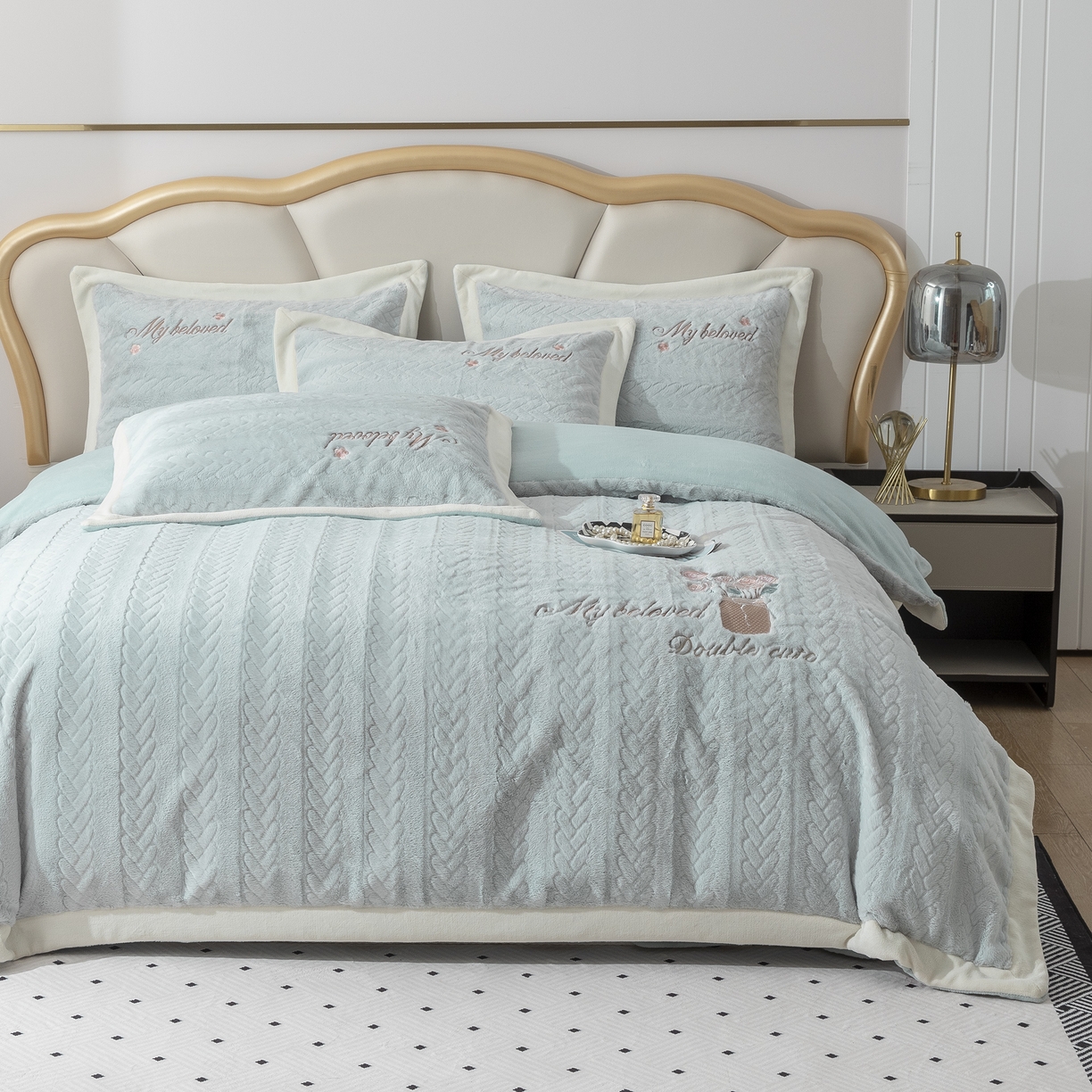 91家纺网 家纺一手货源 找家纺 贝尔 2025新款10斤重花时光-兔毛绒拼角刺绣纯色高克重四件套（赠送拎袋） 天空蓝