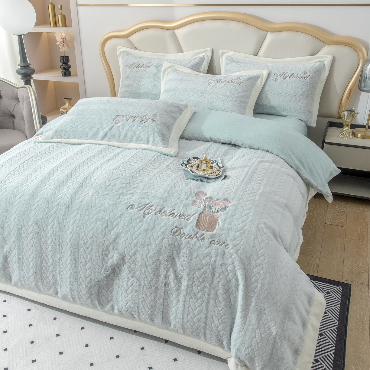 91家纺网 家纺一手货源 找家纺 贝尔 2025新款10斤重花时光-兔毛绒拼角刺绣纯色高克重四件套（赠送拎袋） 天空蓝