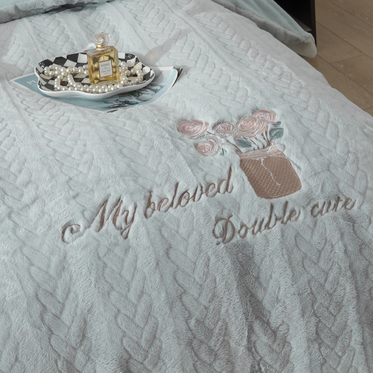 91家纺网 家纺一手货源 找家纺 贝尔 2025新款10斤重花时光-兔毛绒拼角刺绣纯色高克重四件套（赠送拎袋） 天空蓝