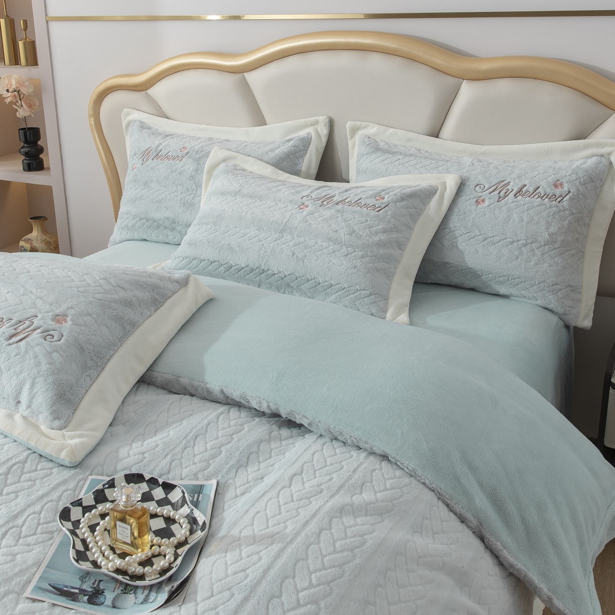 91家纺网 家纺一手货源 找家纺 贝尔 2025新款10斤重花时光-兔毛绒拼角刺绣纯色高克重四件套（赠送拎袋） 天空蓝