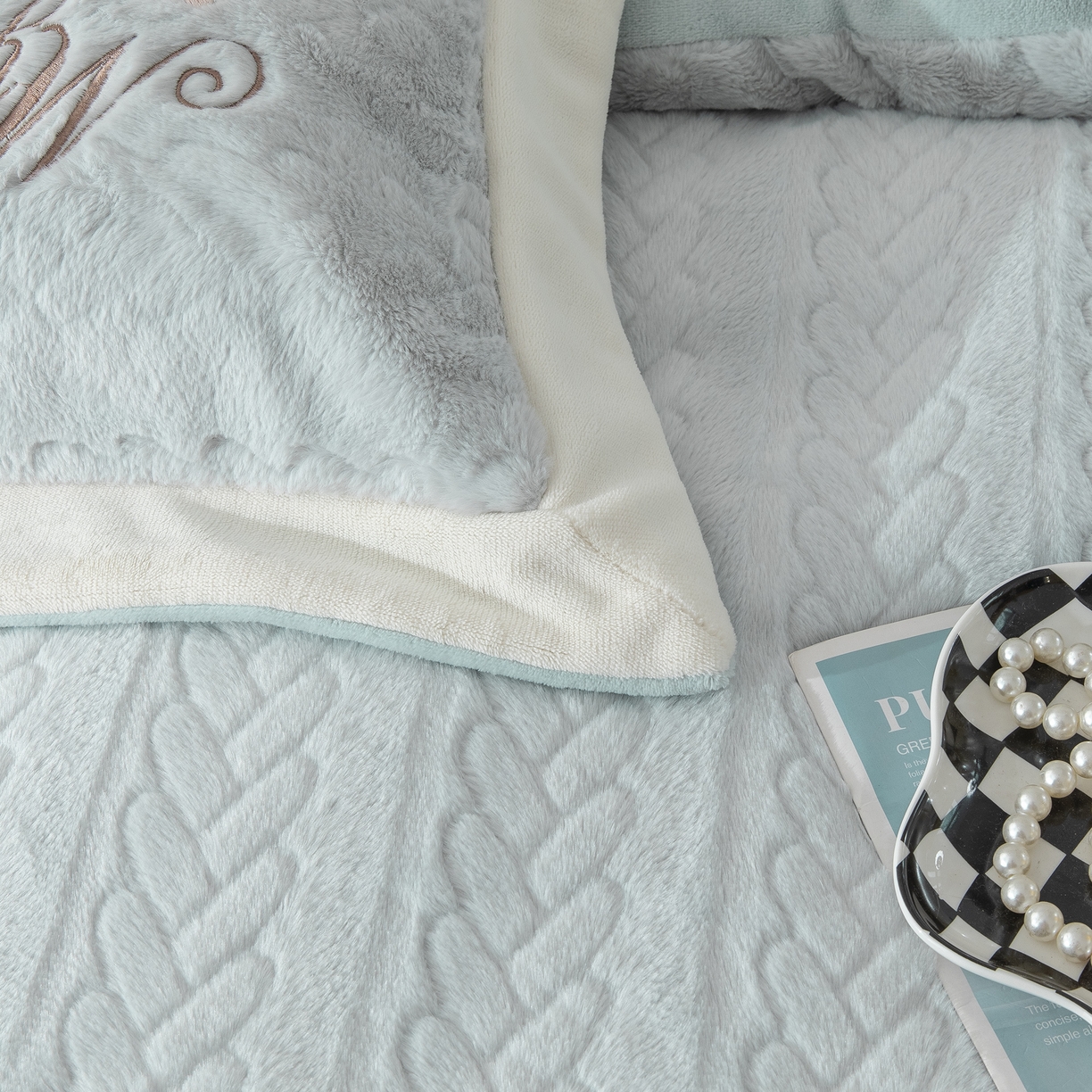 91家纺网 家纺一手货源 找家纺 贝尔 2025新款10斤重花时光-兔毛绒拼角刺绣纯色高克重四件套（赠送拎袋） 天空蓝