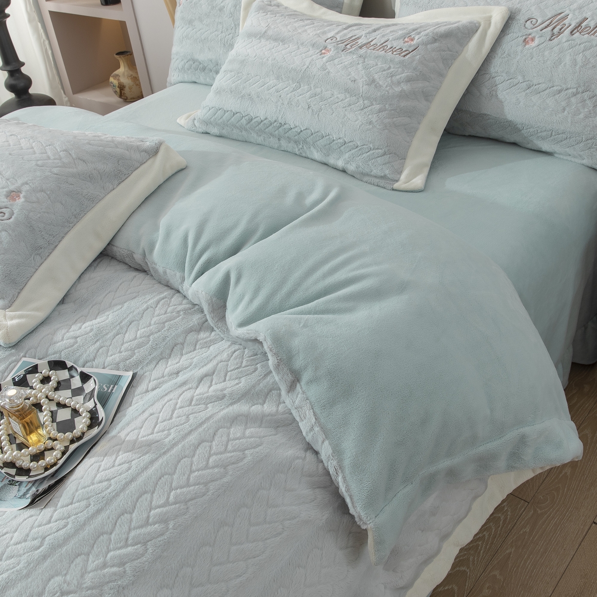 91家纺网 家纺一手货源 找家纺 贝尔 2025新款10斤重花时光-兔毛绒拼角刺绣纯色高克重四件套（赠送拎袋） 天空蓝