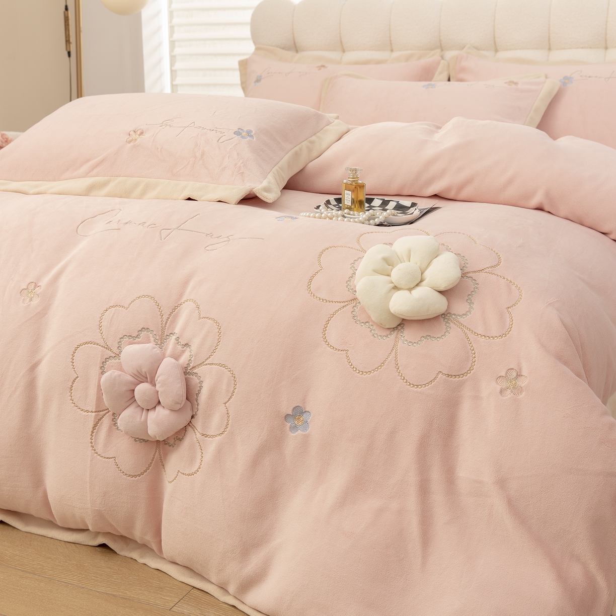 91家纺网 家纺一手货源 找家纺 （总）贝尔 2025新款花之语-纯色高克重全消光蚕丝绒（赠送拎袋）-段角刺绣四件套