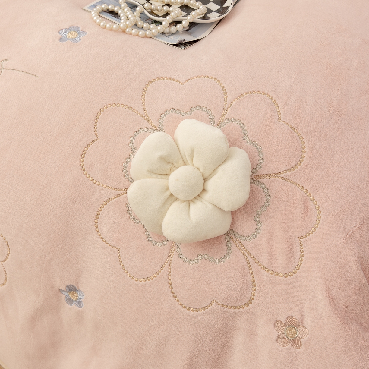 91家纺网 家纺一手货源 找家纺 （总）贝尔 2025新款花之语-纯色高克重全消光蚕丝绒（赠送拎袋）-段角刺绣四件套