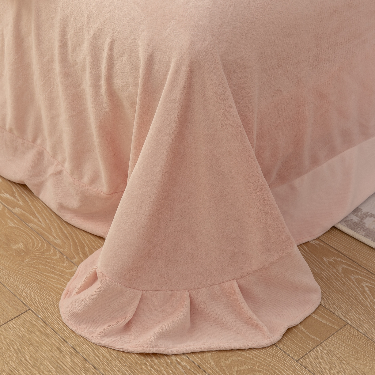 91家纺网 家纺一手货源 找家纺 （总）贝尔 2025新款花之语-纯色高克重全消光蚕丝绒（赠送拎袋）-段角刺绣四件套