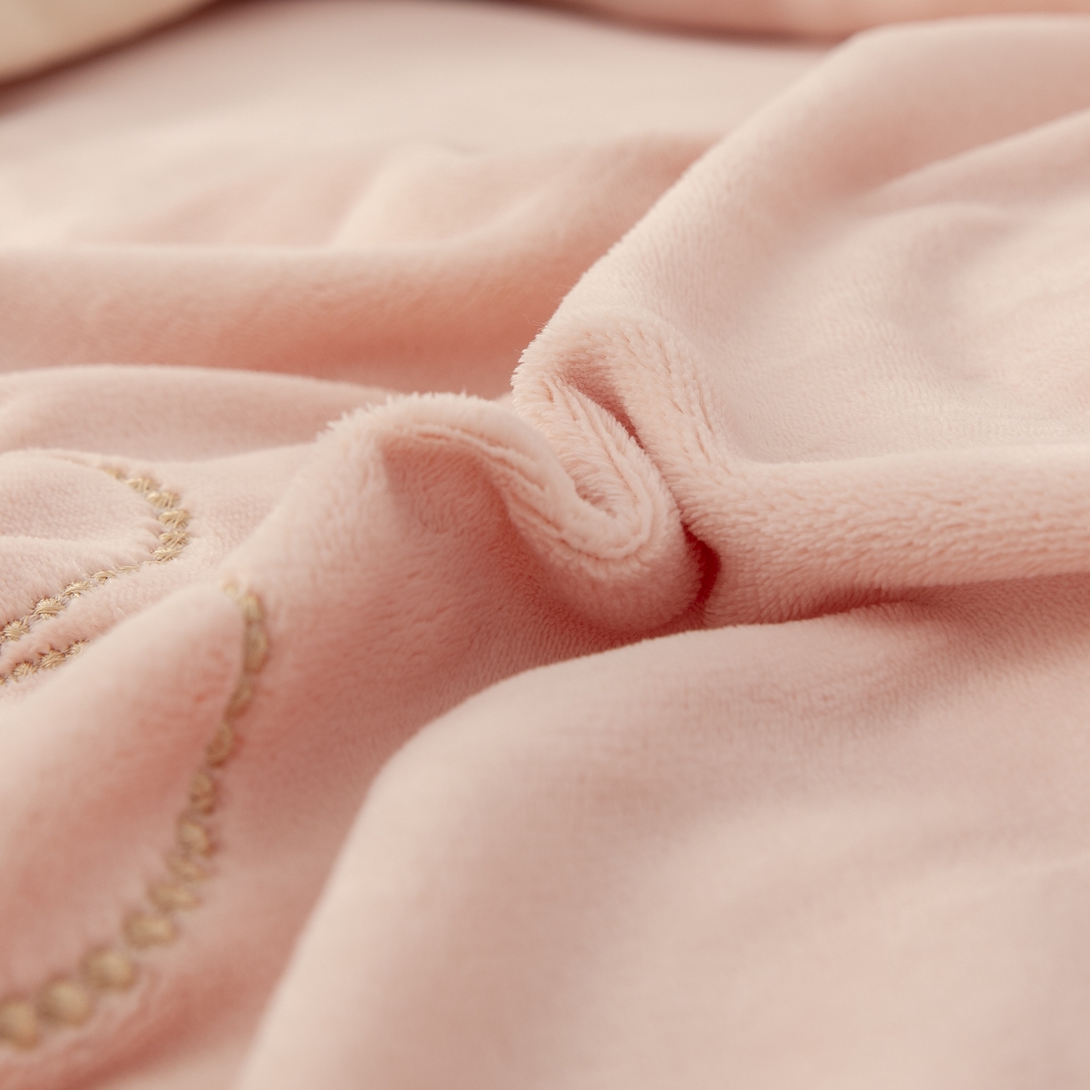 91家纺网 家纺一手货源 找家纺 （总）贝尔 2025新款花之语-纯色高克重全消光蚕丝绒（赠送拎袋）-段角刺绣四件套