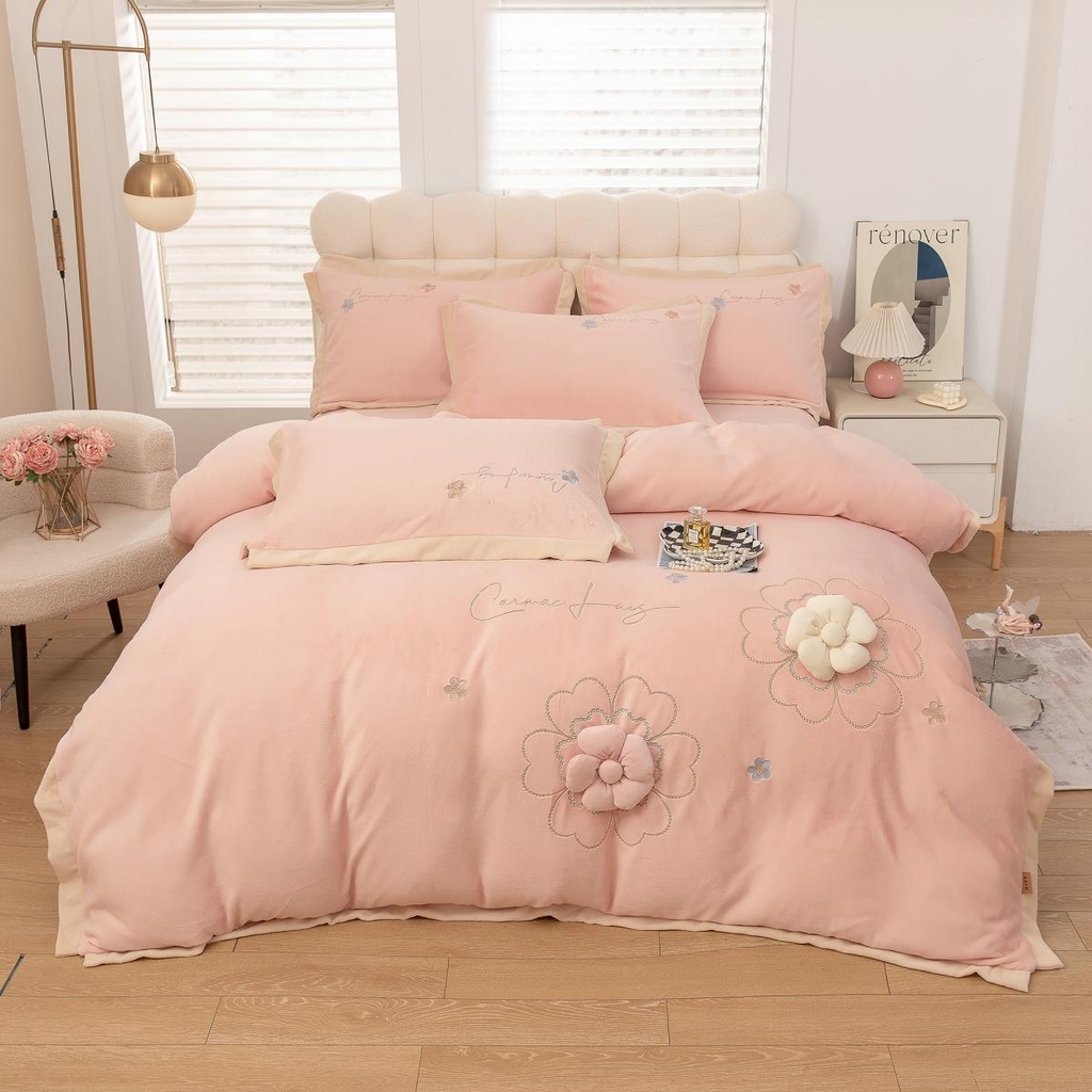 91家纺网 家纺一手货源 找家纺 贝尔 2025新款花之语-纯色高克重全消光蚕丝绒（赠送拎袋）-段角刺绣四件套 粉色