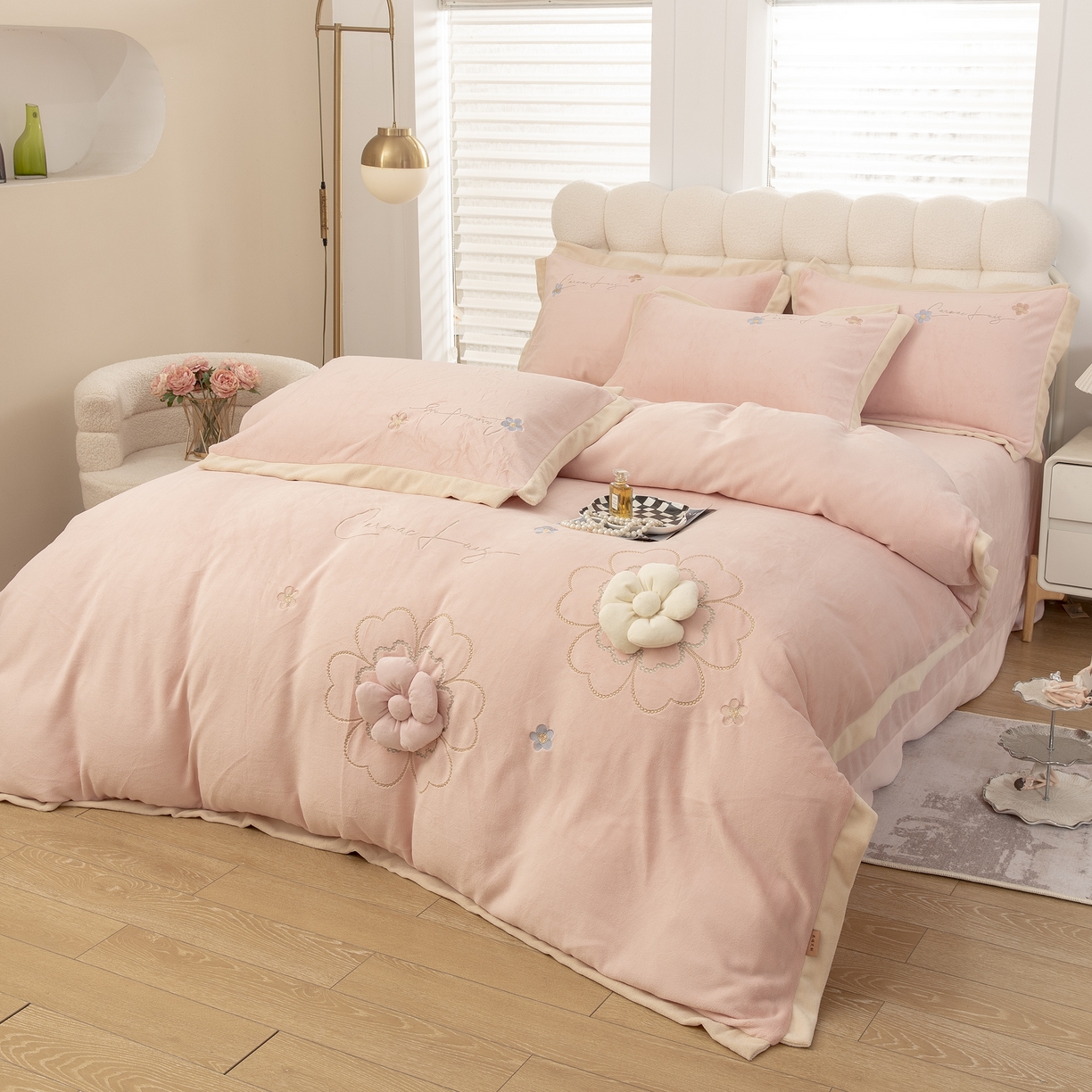 91家纺网 家纺一手货源 找家纺 贝尔 2025新款花之语-纯色高克重全消光蚕丝绒（赠送拎袋）-段角刺绣四件套 粉色