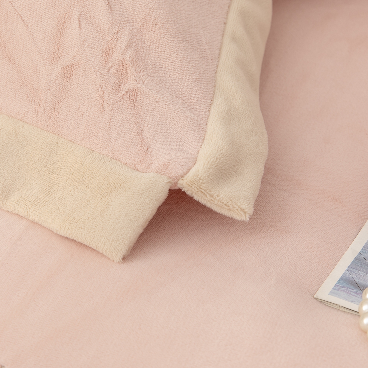 91家纺网 家纺一手货源 找家纺 贝尔 2025新款花之语-纯色高克重全消光蚕丝绒（赠送拎袋）-段角刺绣四件套 粉色