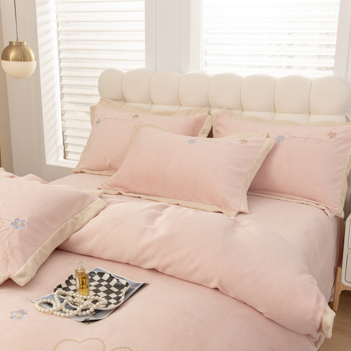 91家纺网 家纺一手货源 找家纺 贝尔 2025新款花之语-纯色高克重全消光蚕丝绒（赠送拎袋）-段角刺绣四件套 粉色