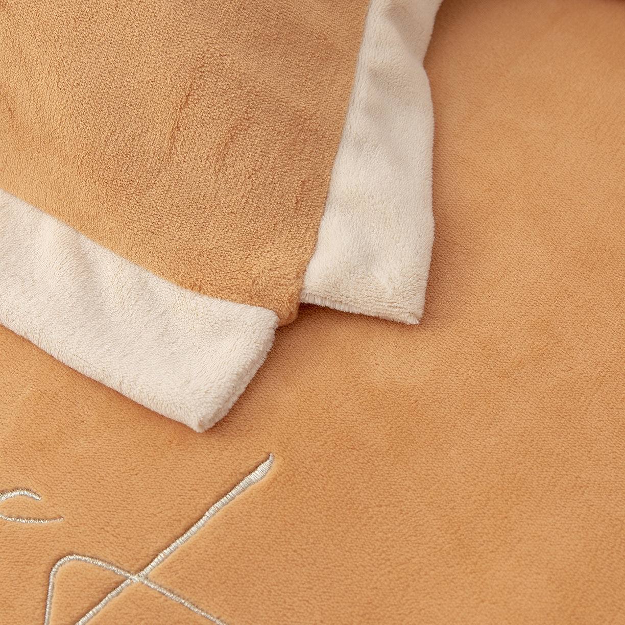 91家纺网 家纺一手货源 找家纺 贝尔 2025新款花之语-纯色高克重全消光蚕丝绒（赠送拎袋）-段角刺绣四件套 桔色