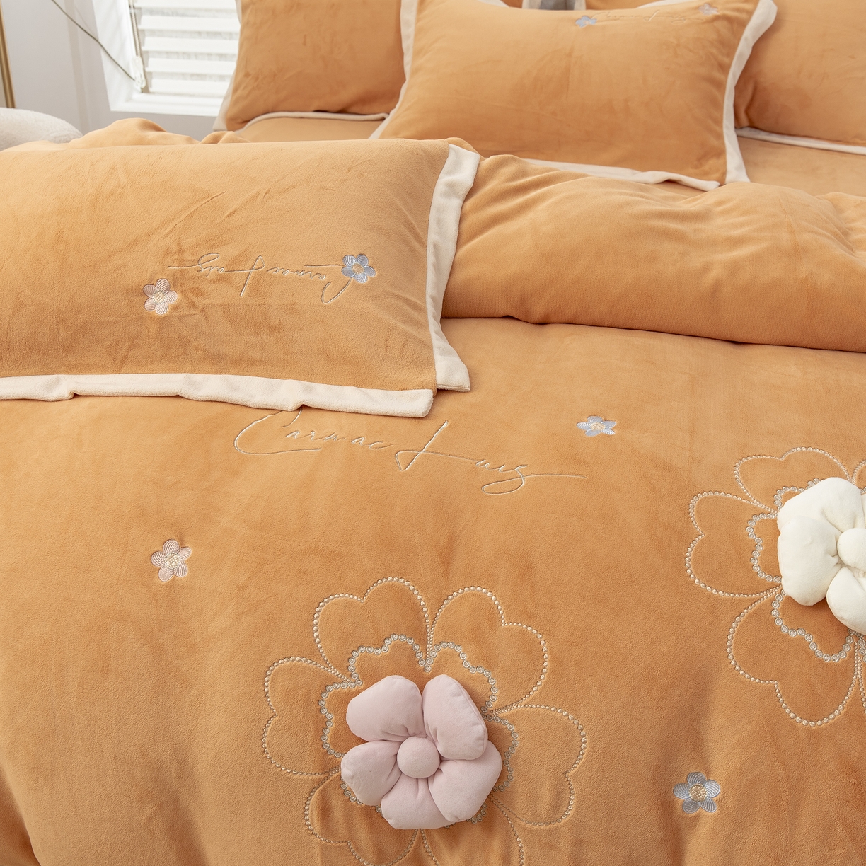 91家纺网 家纺一手货源 找家纺 贝尔 2025新款花之语-纯色高克重全消光蚕丝绒（赠送拎袋）-段角刺绣四件套 桔色