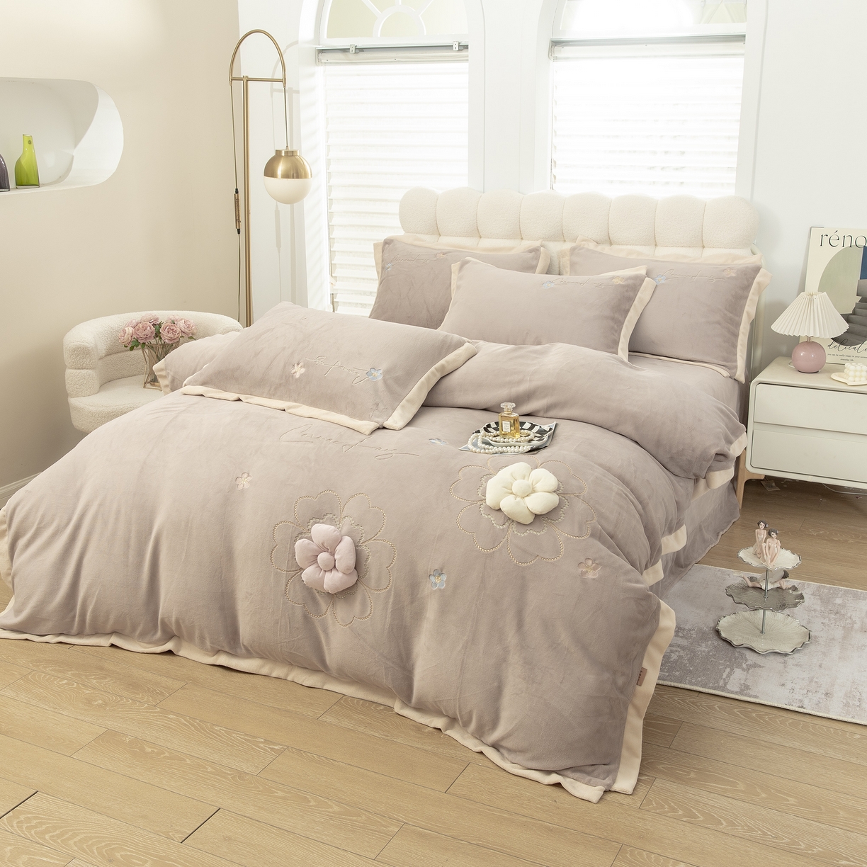 91家纺网 家纺一手货源 找家纺 贝尔 2025新款花之语-纯色高克重全消光蚕丝绒（赠送拎袋）-段角刺绣四件套 咖色