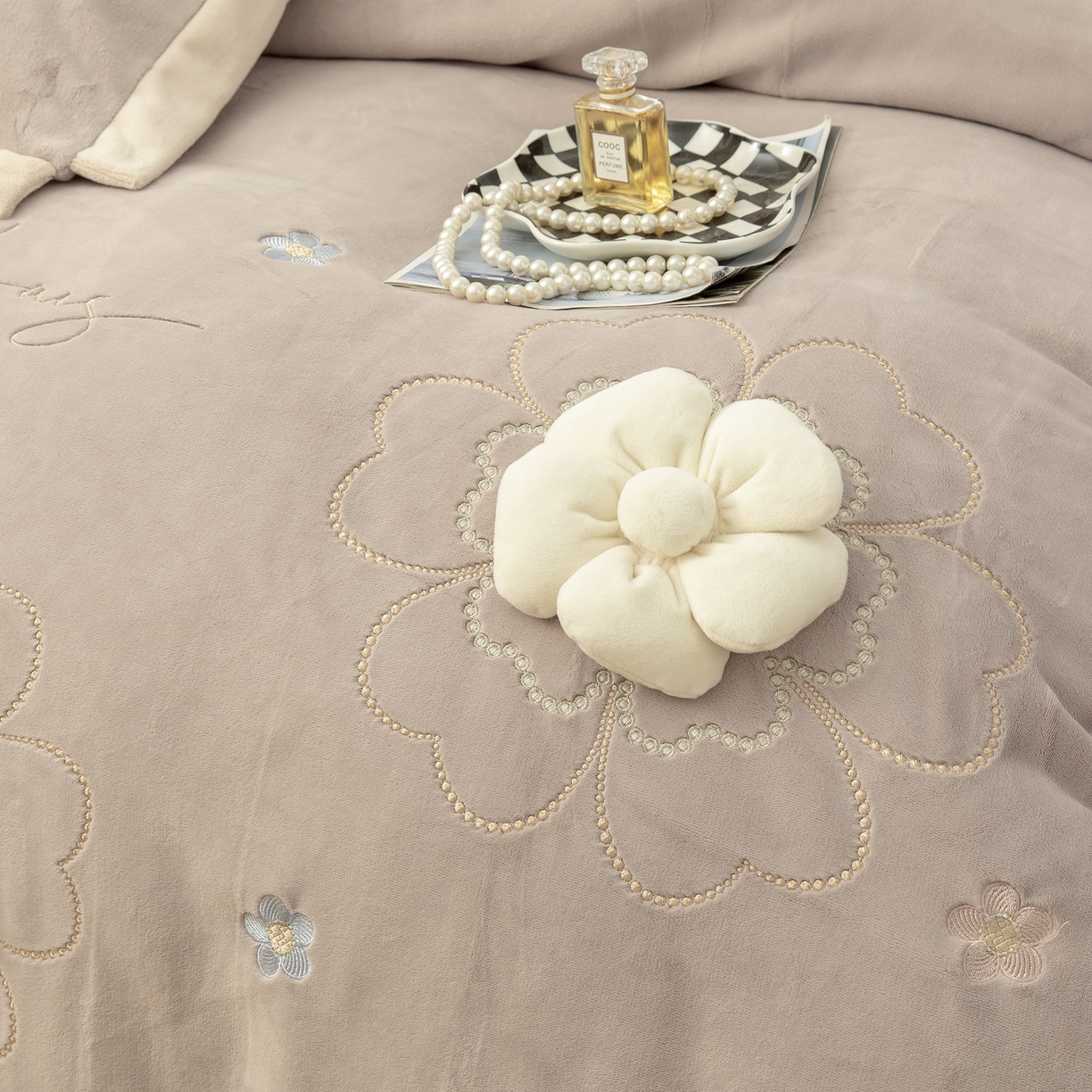 91家纺网 家纺一手货源 找家纺 贝尔 2025新款花之语-纯色高克重全消光蚕丝绒（赠送拎袋）-段角刺绣四件套 咖色