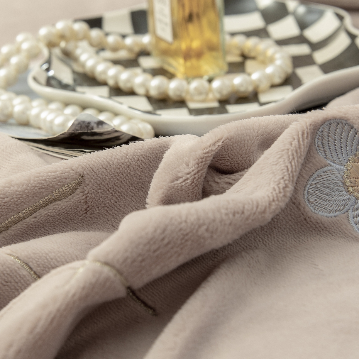 91家纺网 家纺一手货源 找家纺 贝尔 2025新款花之语-纯色高克重全消光蚕丝绒（赠送拎袋）-段角刺绣四件套 咖色