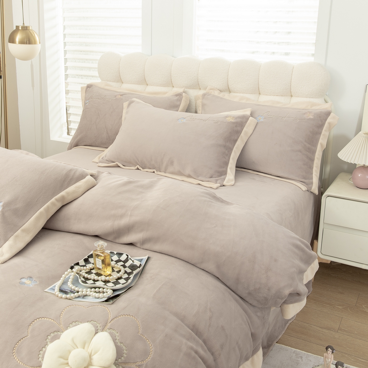 91家纺网 家纺一手货源 找家纺 贝尔 2025新款花之语-纯色高克重全消光蚕丝绒（赠送拎袋）-段角刺绣四件套 咖色