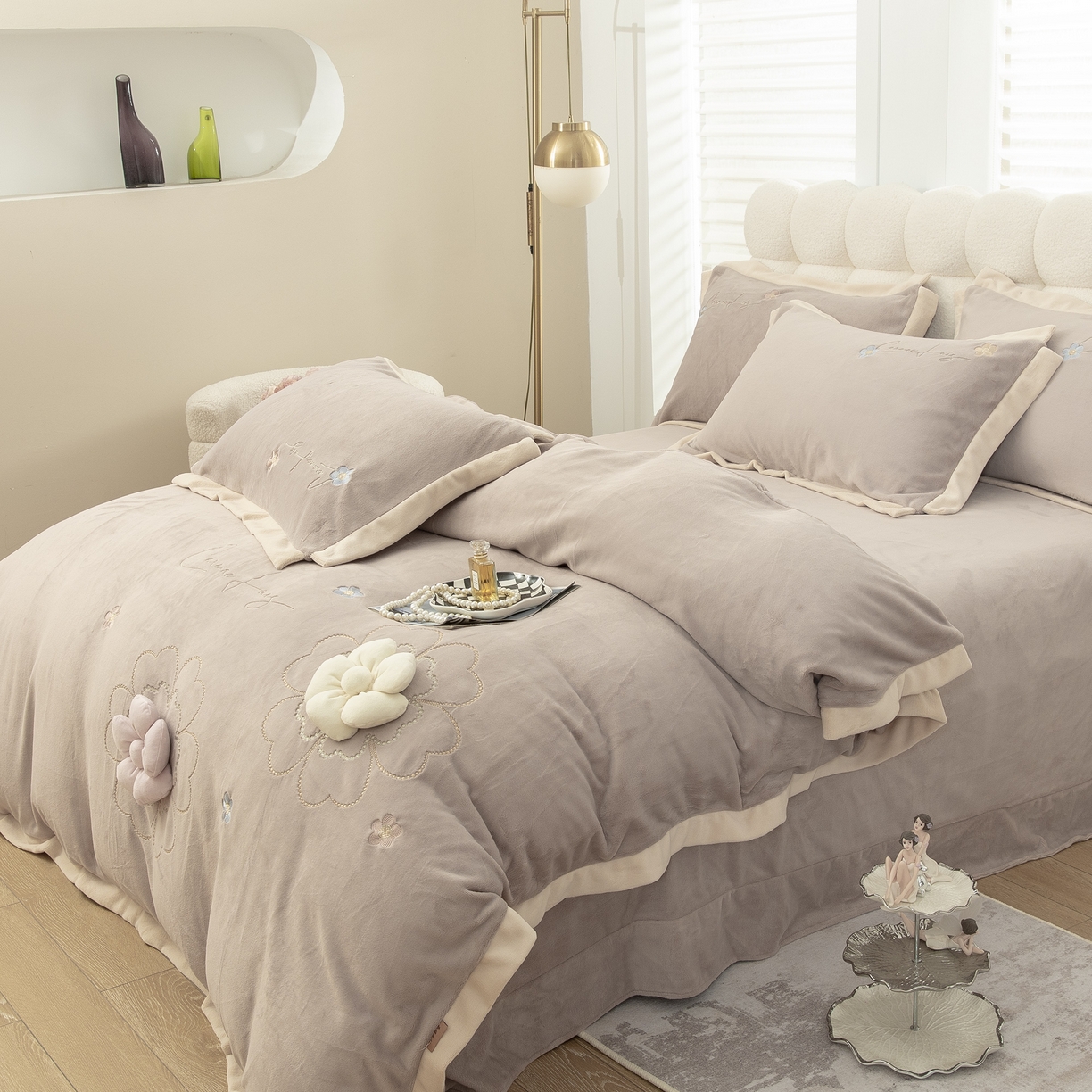 91家纺网 家纺一手货源 找家纺 贝尔 2025新款花之语-纯色高克重全消光蚕丝绒（赠送拎袋）-段角刺绣四件套 咖色