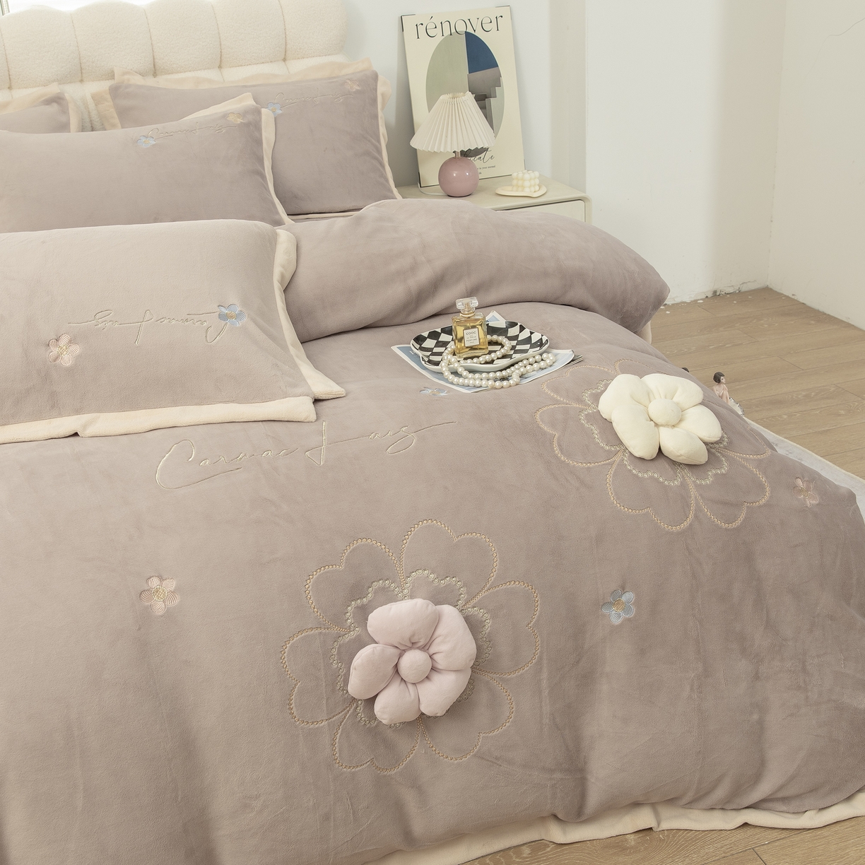 91家纺网 家纺一手货源 找家纺 贝尔 2025新款花之语-纯色高克重全消光蚕丝绒（赠送拎袋）-段角刺绣四件套 咖色