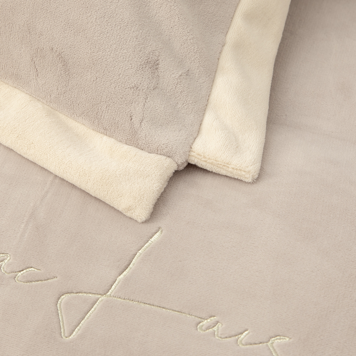 91家纺网 家纺一手货源 找家纺 贝尔 2025新款花之语-纯色高克重全消光蚕丝绒（赠送拎袋）-段角刺绣四件套 咖色