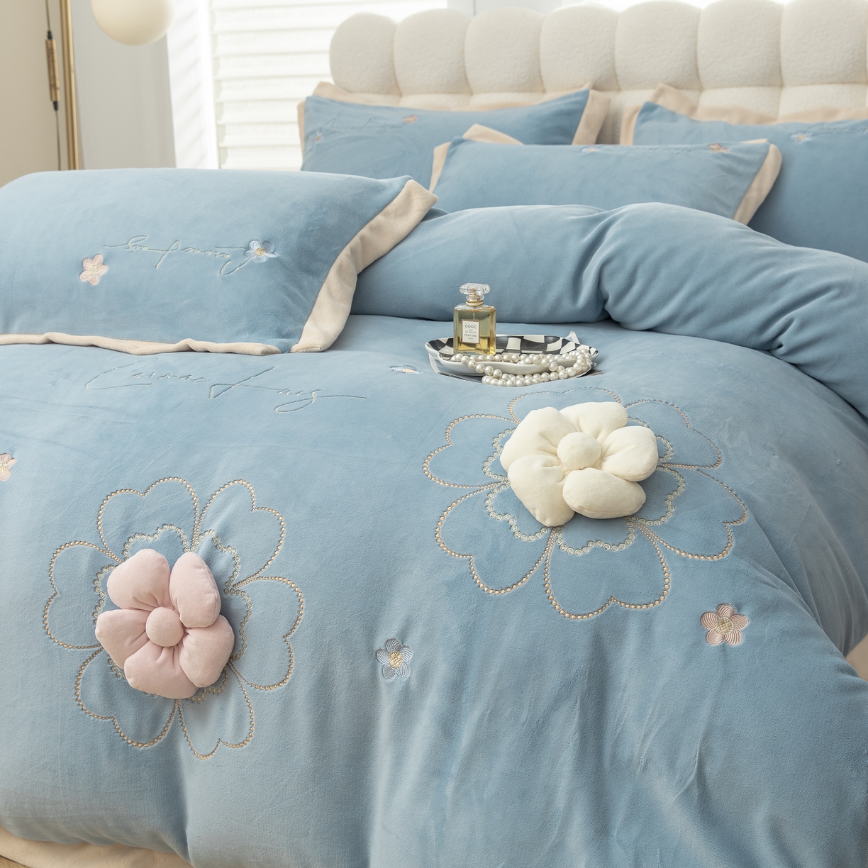 91家纺网 家纺一手货源 找家纺 贝尔 2025新款花之语-纯色高克重全消光蚕丝绒（赠送拎袋）-段角刺绣四件套 浅蓝