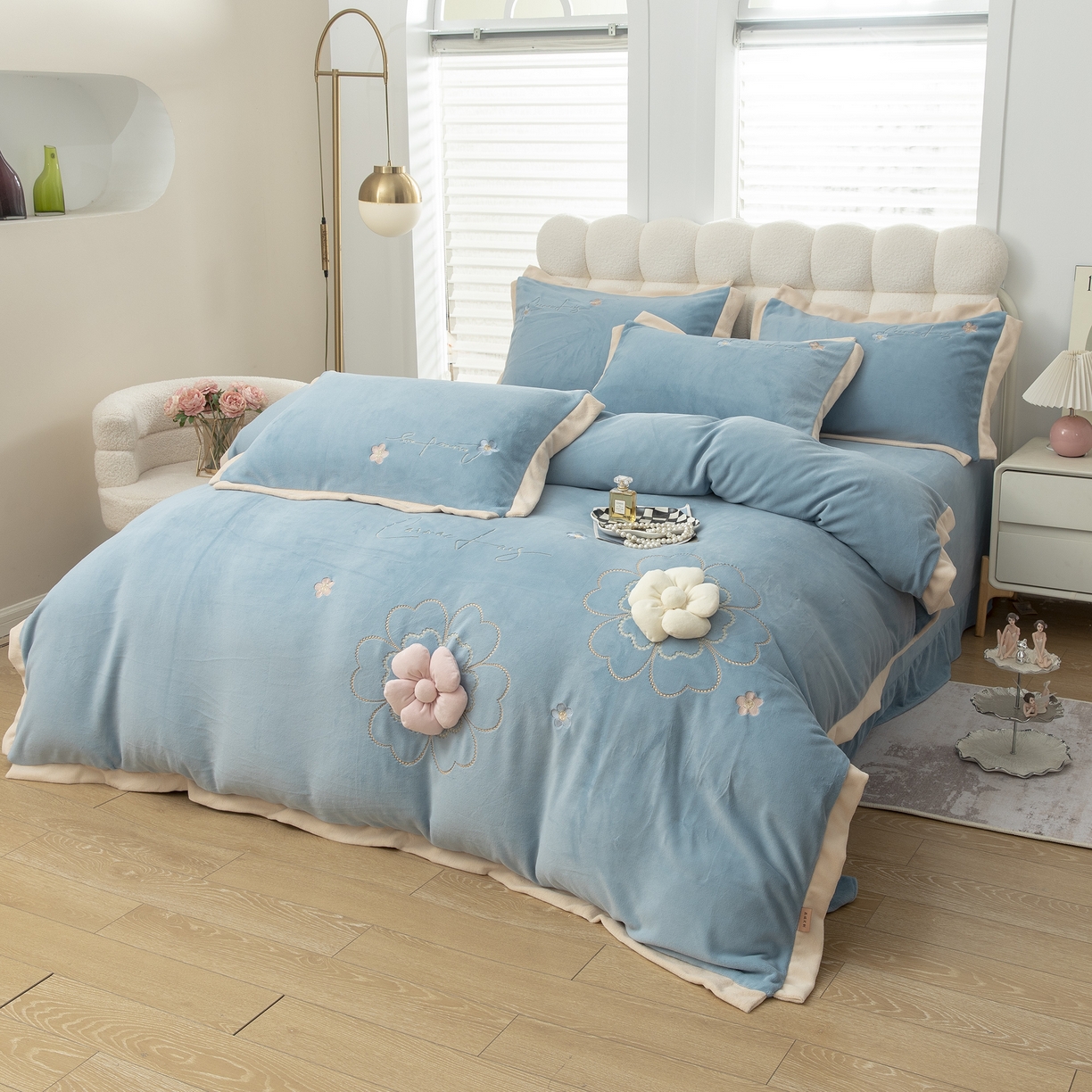 91家纺网 家纺一手货源 找家纺 贝尔 2025新款花之语-纯色高克重全消光蚕丝绒（赠送拎袋）-段角刺绣四件套 浅蓝