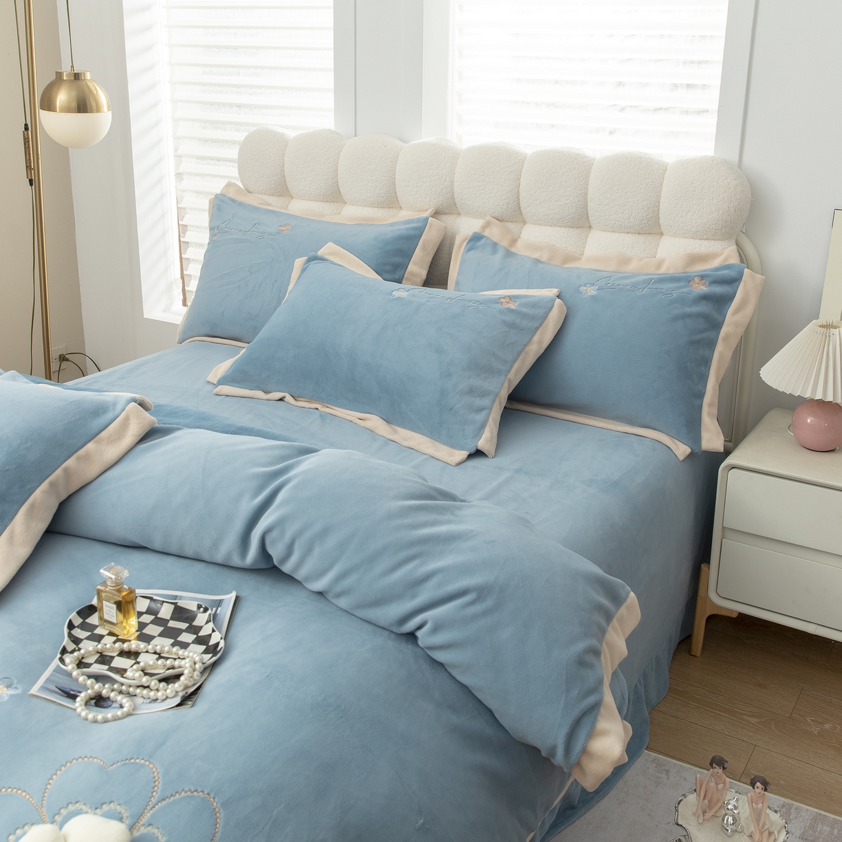 91家纺网 家纺一手货源 找家纺 贝尔 2025新款花之语-纯色高克重全消光蚕丝绒（赠送拎袋）-段角刺绣四件套 浅蓝