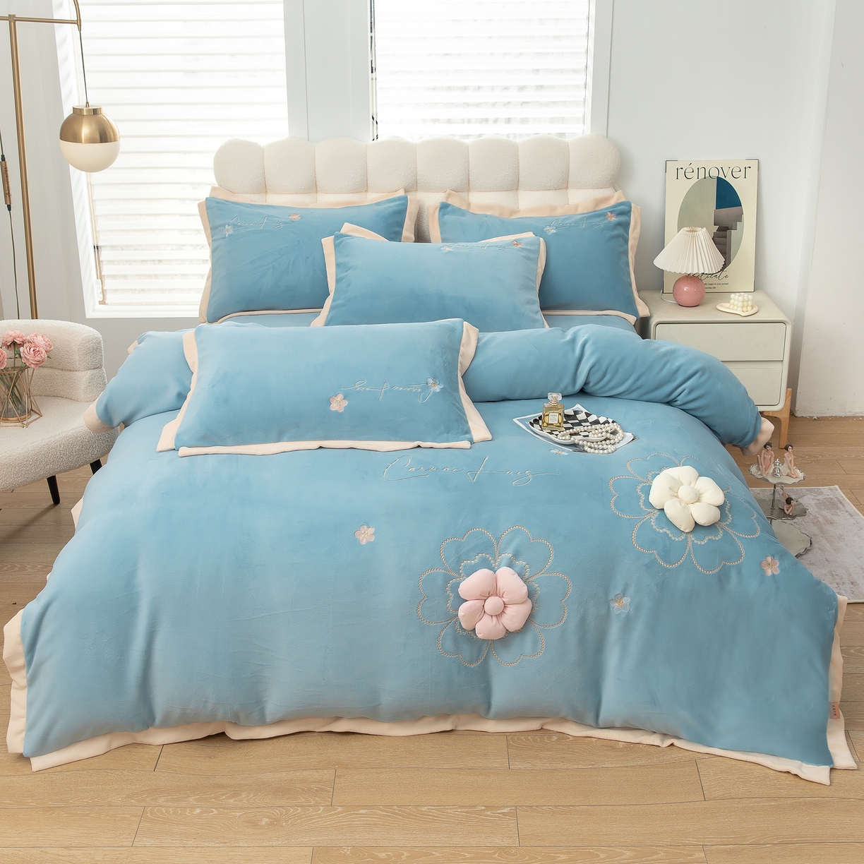 91家纺网 家纺一手货源 找家纺 贝尔 2025新款花之语-纯色高克重全消光蚕丝绒（赠送拎袋）-段角刺绣四件套 浅蓝