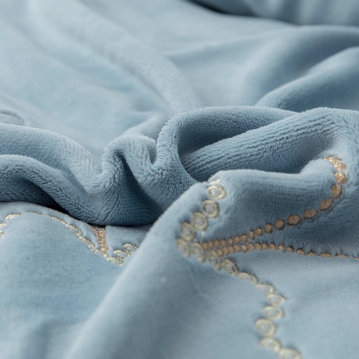 91家纺网 家纺一手货源 找家纺 贝尔 2025新款花之语-纯色高克重全消光蚕丝绒（赠送拎袋）-段角刺绣四件套 浅蓝