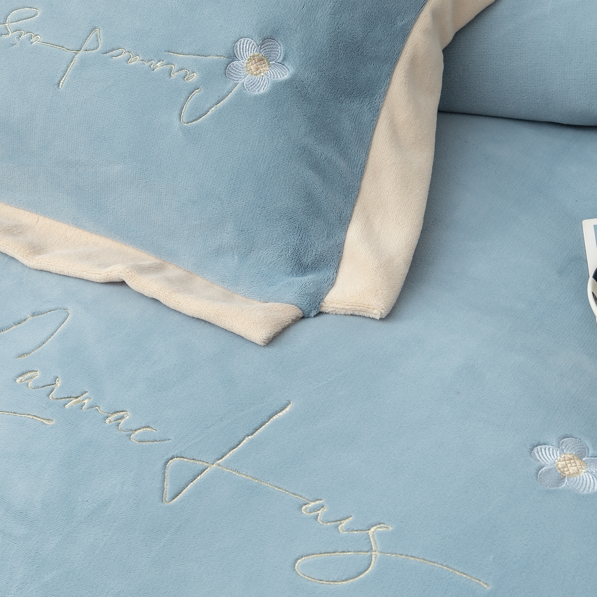 91家纺网 家纺一手货源 找家纺 贝尔 2025新款花之语-纯色高克重全消光蚕丝绒（赠送拎袋）-段角刺绣四件套 浅蓝