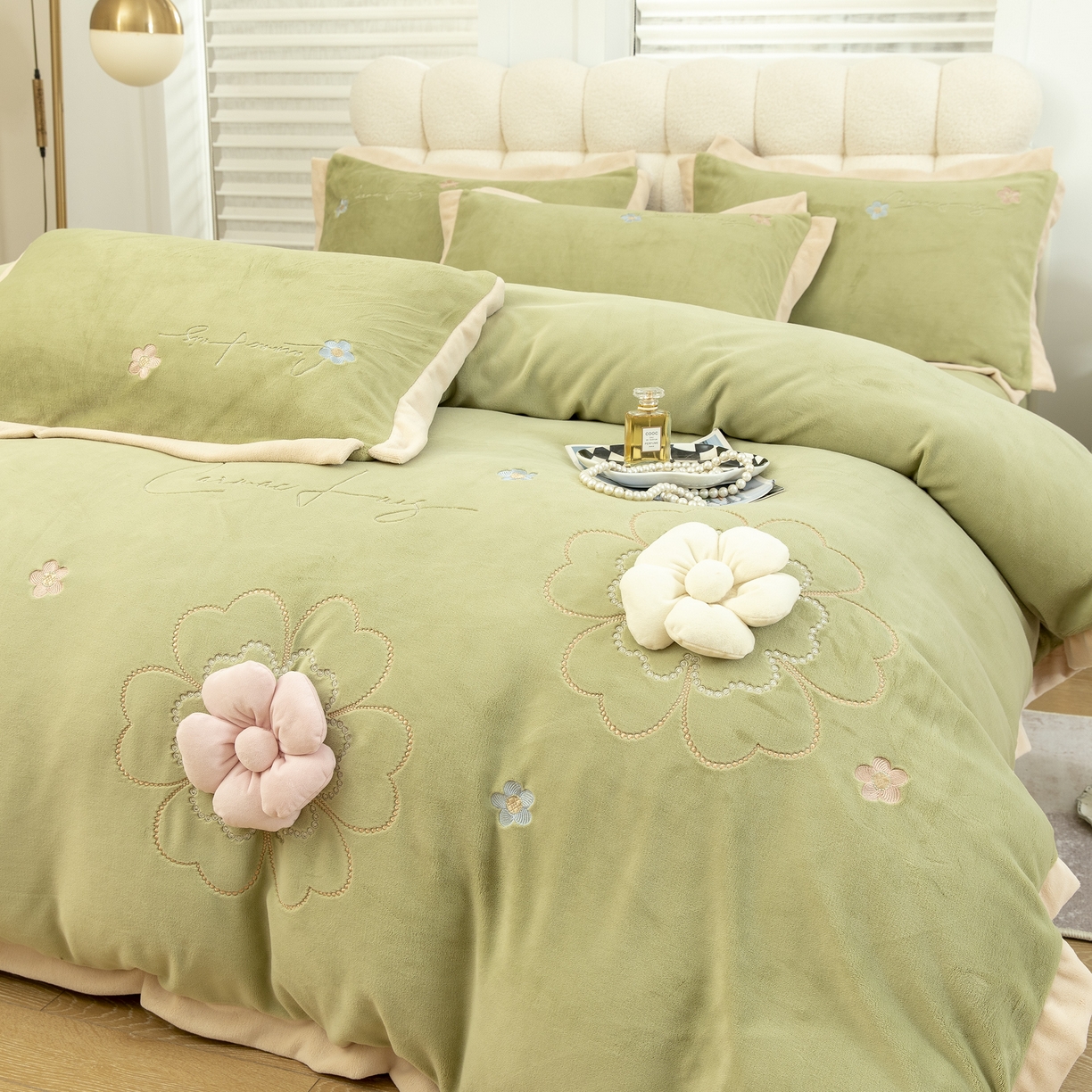 91家纺网 家纺一手货源 找家纺 贝尔 2025新款花之语-纯色高克重全消光蚕丝绒（赠送拎袋）-段角刺绣四件套 森林绿