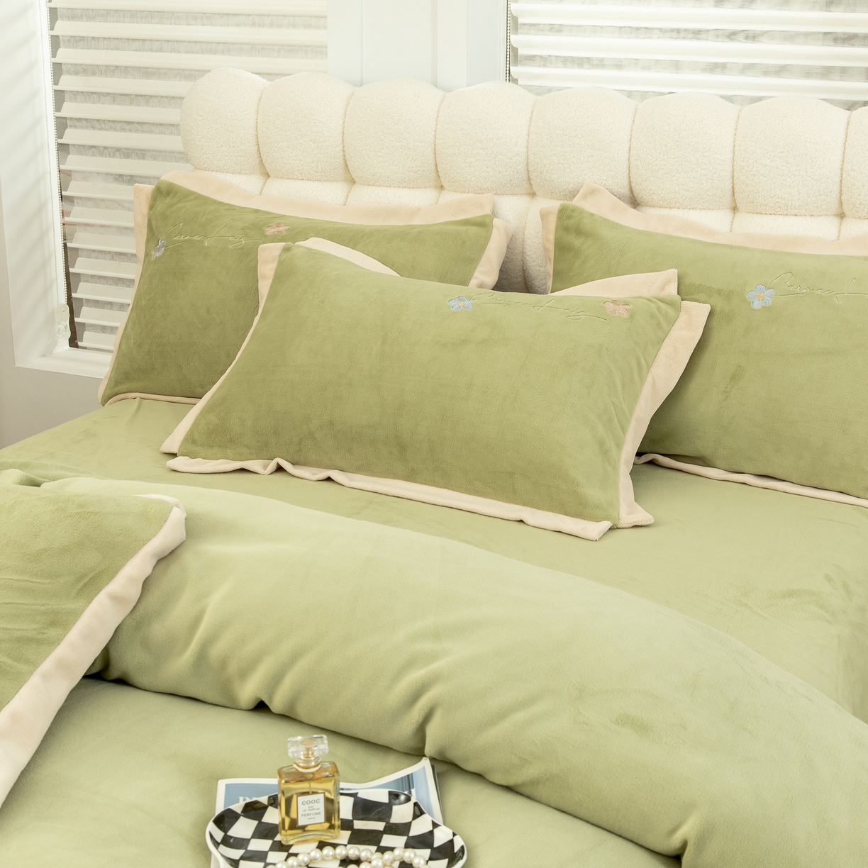 91家纺网 家纺一手货源 找家纺 贝尔 2025新款花之语-纯色高克重全消光蚕丝绒（赠送拎袋）-段角刺绣四件套 森林绿